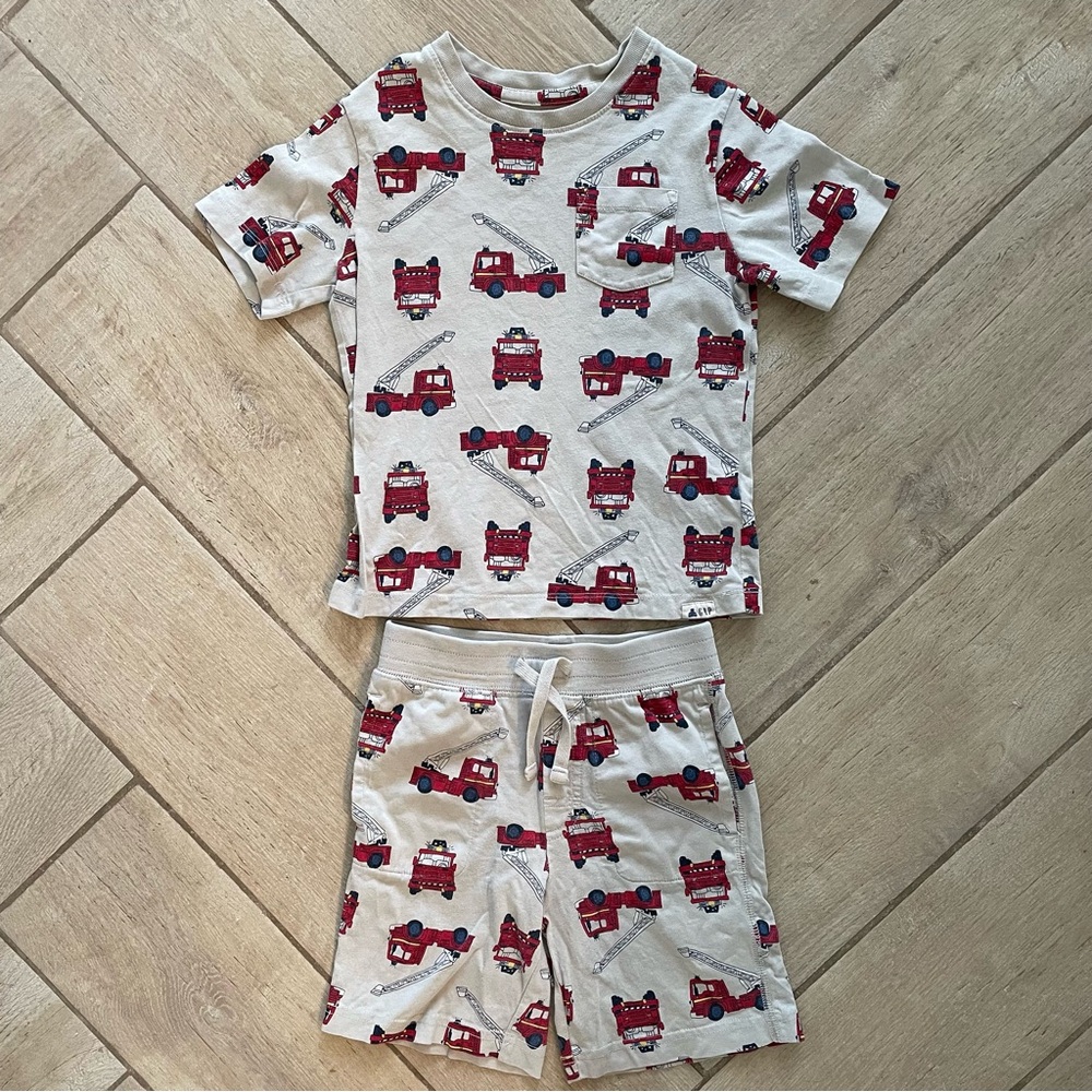 Gap boys matching fire truck set shorts & t-shirt